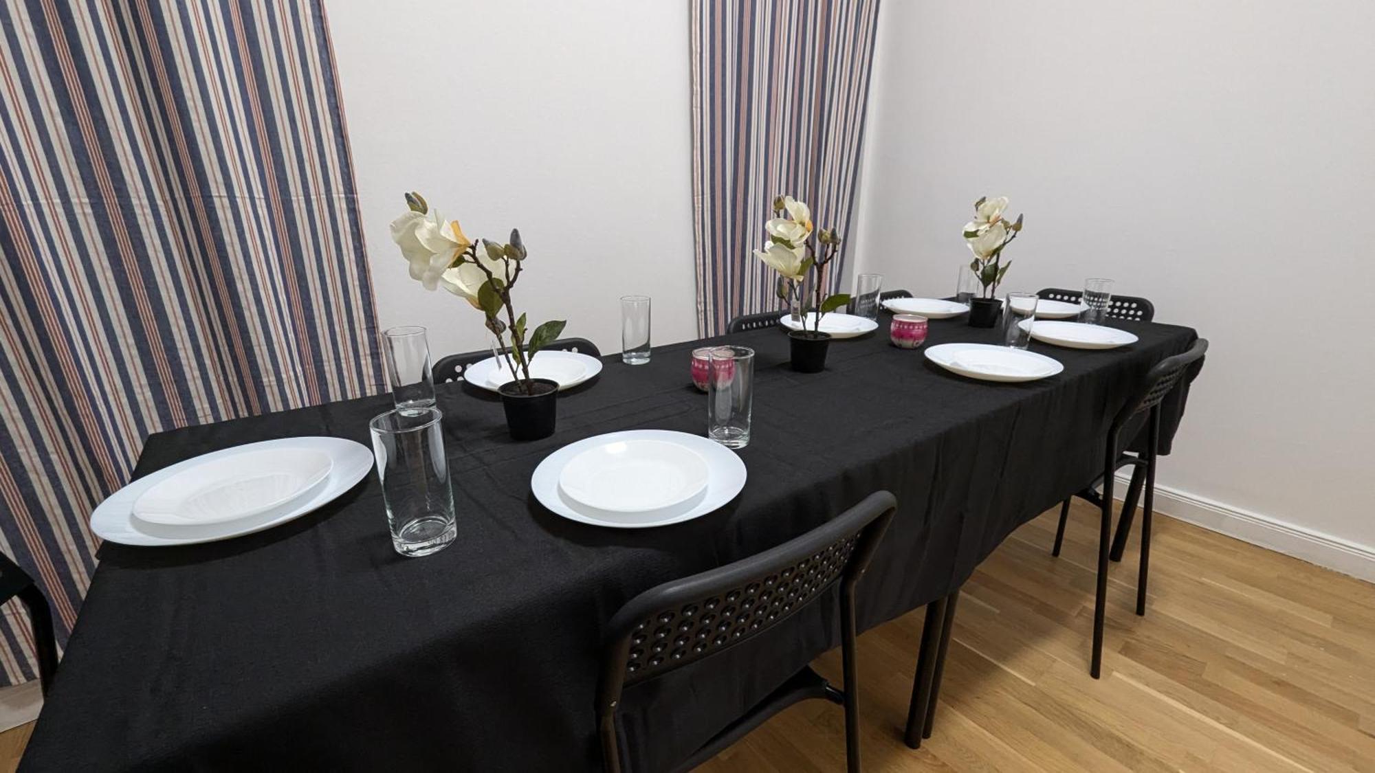 Spacious In A Lively Area Apartment
